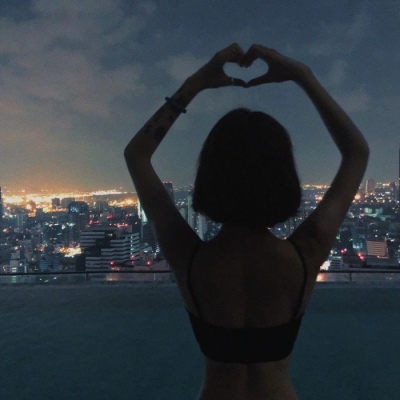溺毙:一对两张剪影潮流风真人情头.晚风踩着云朵 月亮贩售快乐.