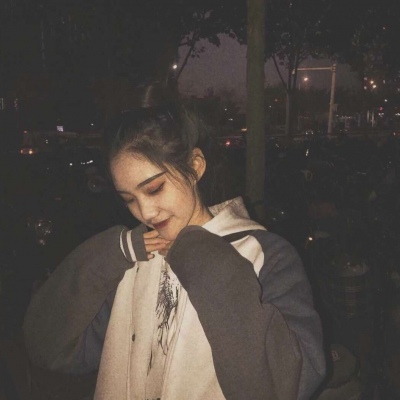 优暗系复古有点丧女生头像