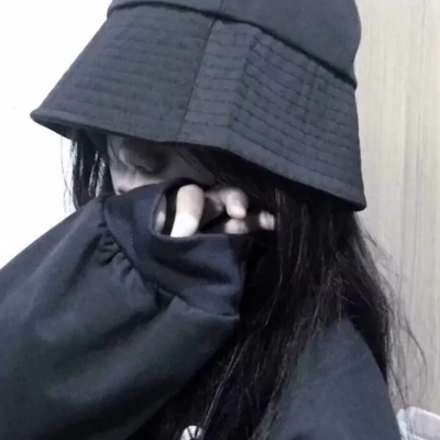 哭给自己听，笑给别人听。