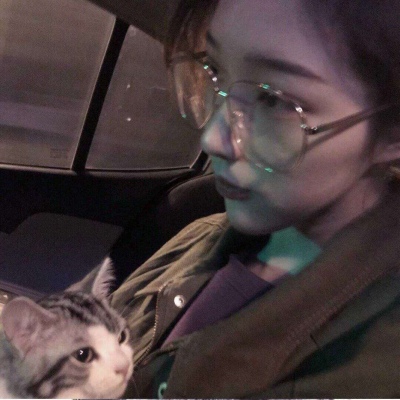 哭给自己听，笑给别人听。