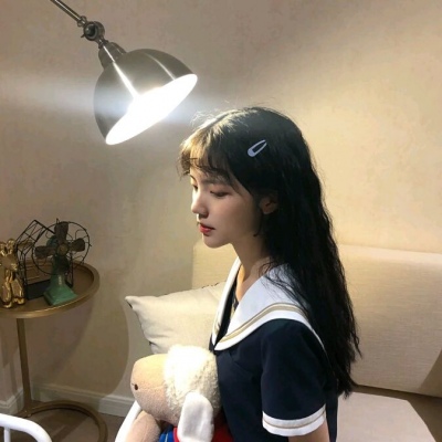 念七 制服长发女生精致头像