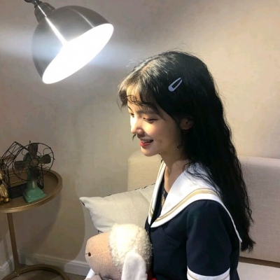 念七 制服长发女生精致头像