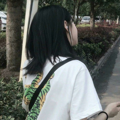 小七./优质女生头像，转自qq看点。