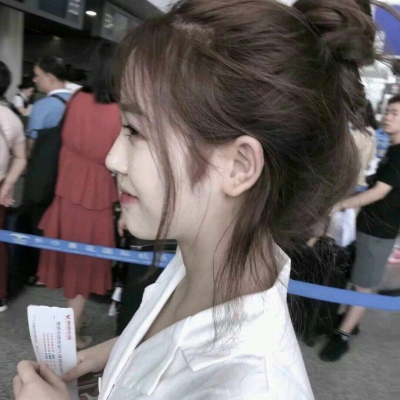 小七./优质女生头像，转自qq看点。