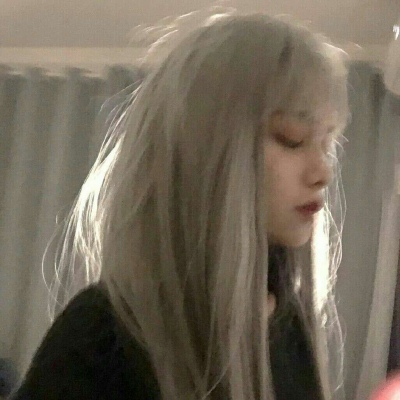小七./优质女生头像，转自qq看点。