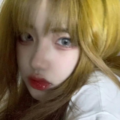 小七./优质女生头像，转自qq看点。