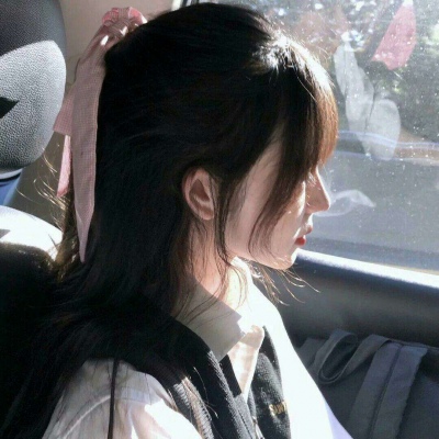 小七./优质女生头像，转自qq看点。
