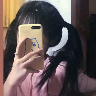 小七./优质女生头像，转自qq看点。
