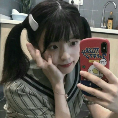 小七./优质女生头像，转自qq看点。