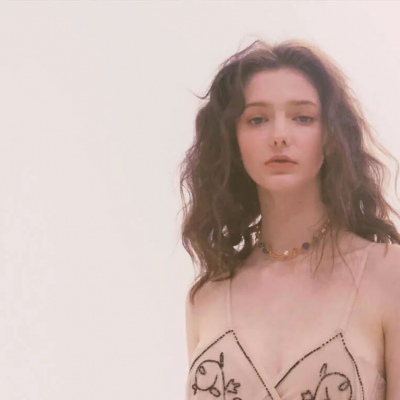 晚街：欧美女生头像    Simple enough