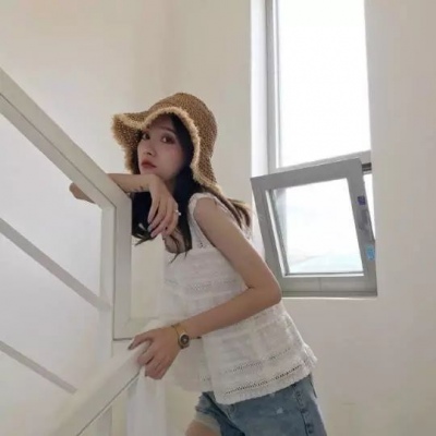 女生头像：“因为累了  所以懂了”