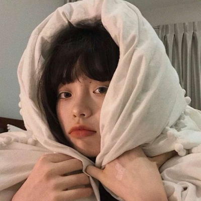 女生头像：“人的手就那么大  握不住的东西太多了”