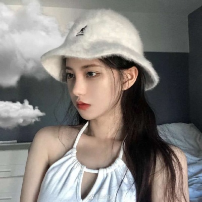 女生头像：“人的手就那么大  握不住的东西太多了”
