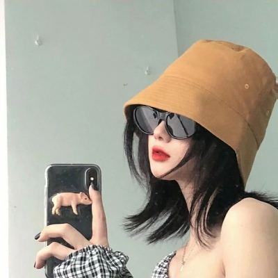女生头像：“人的手就那么大  握不住的东西太多了”