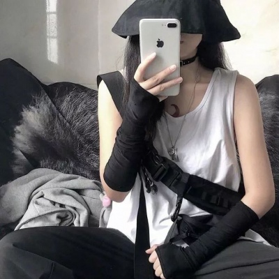 女生头像：白天是搞笑的废物   深夜是抑郁的怪物