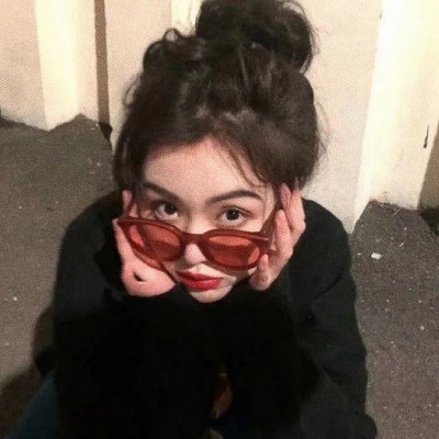 女生头像：白天是搞笑的废物   深夜是抑郁的怪物