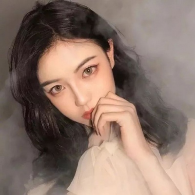 女生头像：白天是搞笑的废物   深夜是抑郁的怪物