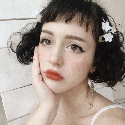 欧美女头  窗外阳光明媚