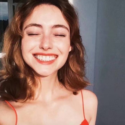 欧美女头  窗外阳光明媚