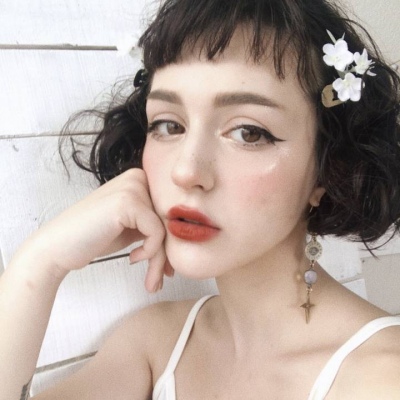 欧美女头  窗外阳光明媚