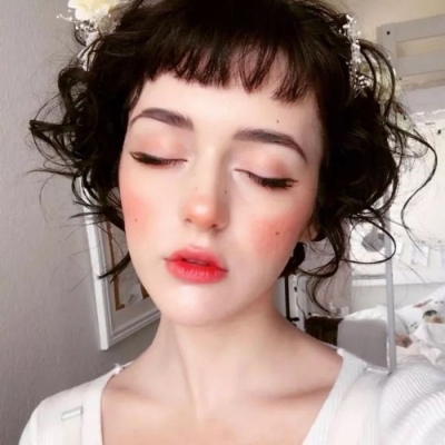 欧美女头  窗外阳光明媚