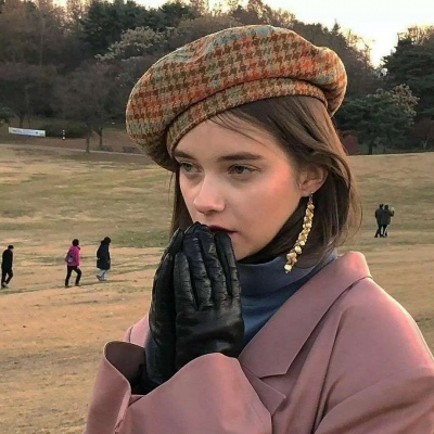 欧美女头  窗外阳光明媚