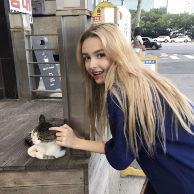 欧美女头  窗外阳光明媚