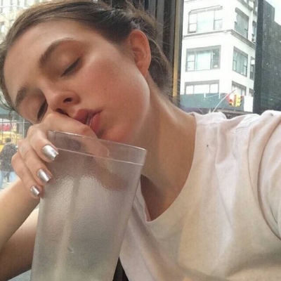 欧美女头  窗外阳光明媚