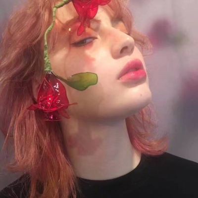 欧美女头  窗外阳光明媚