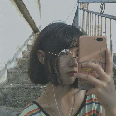 森系女生头像  谁不是在崩溃边缘撑着笑脸