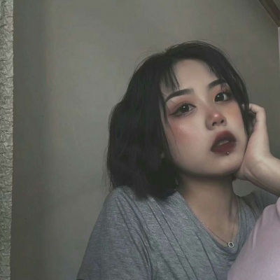 森系女生头像  谁不是在崩溃边缘撑着笑脸