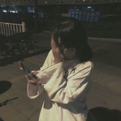 森系女生头像  谁不是在崩溃边缘撑着笑脸