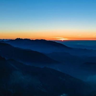 漫天星光沿途散播 长路尽出有灯火