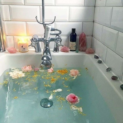 七妎：唯美花朵水浴 背景图片