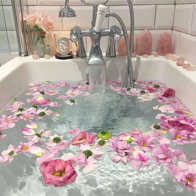 七妎：唯美花朵水浴 背景图片
