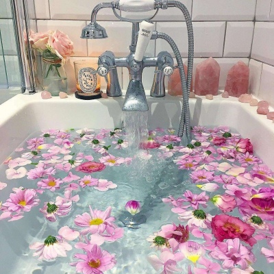 七妎：唯美花朵水浴 背景图片
