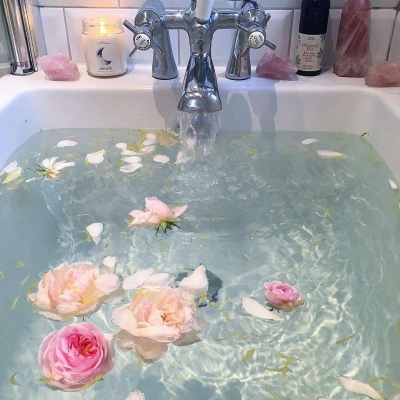 七妎：唯美花朵水浴 背景图片