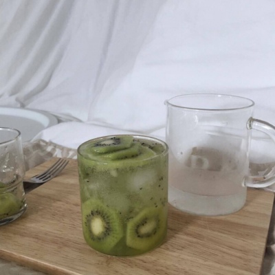 甜饮品抹茶绿背景图