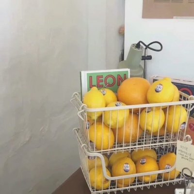 沫沫.  qq背景/来自远方 只饮烈酒 不谈过往
