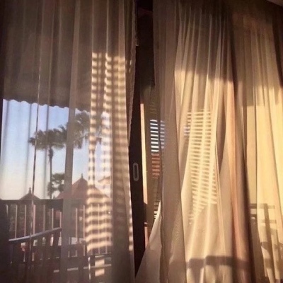莫小昕。治愈系背景图 世界这个东西，不是只对你一个人温柔。