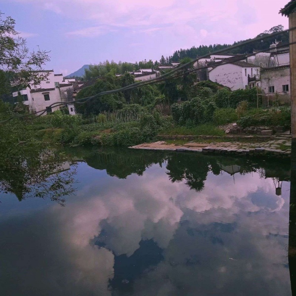 顾羽书.  故地重游看的不是风景,而是风景中的你