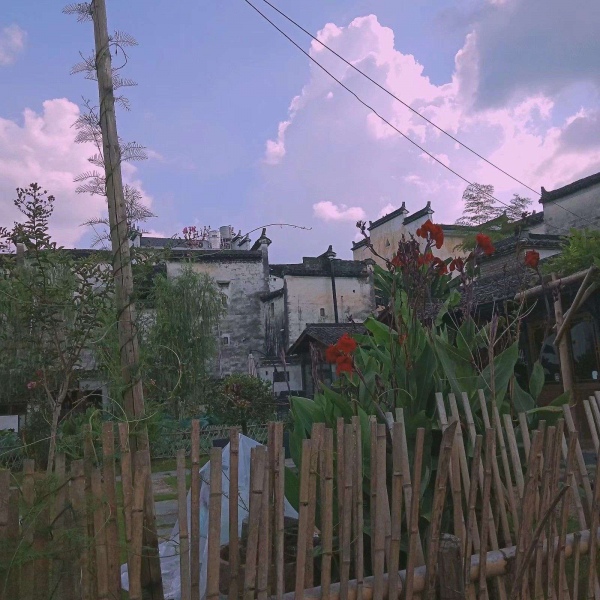 顾羽书.  故地重游看的不是风景,而是风景中的你
