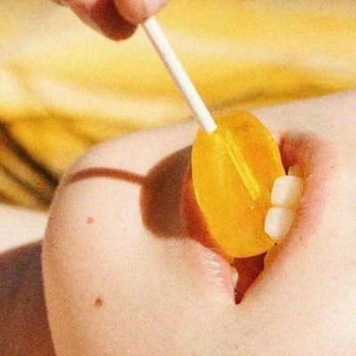 林知晚  黄色唯美意境小清新背景图