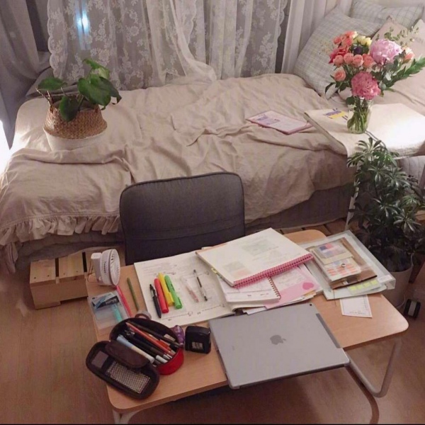 甜词  ins温馨背景图  想要在这种房间下学习