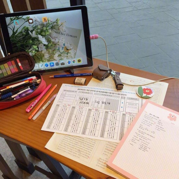 甜词  ins温馨背景图  想要在这种房间下学习