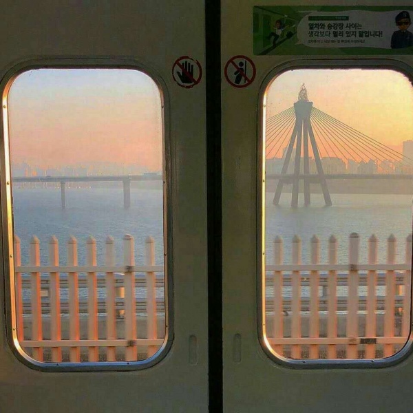 #高质背景图.我在贩卖日落你像神明一样将阳光撒向我.