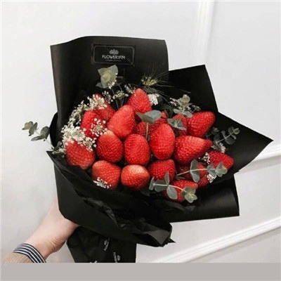 江煜/唯美草莓花束背景图