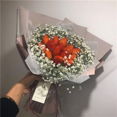 江煜/唯美草莓花束背景图