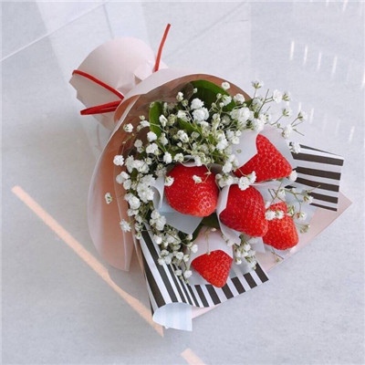 江煜/唯美草莓花束背景图