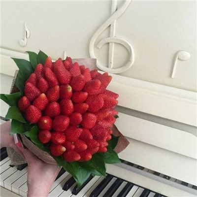 江煜/唯美草莓花束背景图